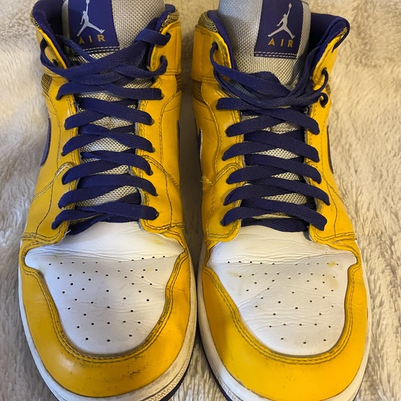 2012 NIKE AIR JORDAN 1 MID LAKERS men’s size 12 sneakers / shoes.